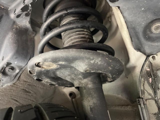 お車を安心してお乗りいただく為には、足回りの定期点検が欠かせません。サービスサポート（有償保証）では無料点検もご提供しており、安心のカーライフをお過ごしいただけるサポート体制が整っています。