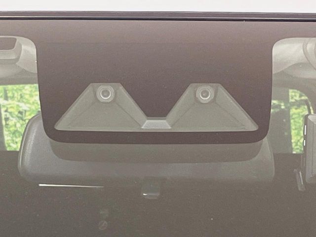 【スマートアシスト】走行中に前方の車両等を認識し、衝突しそうな時は警報とブレーキで衝突回避と被害軽減をアシスト。より安全にドライブをお楽しみいただけます。