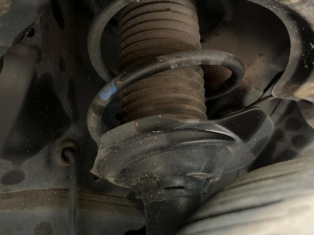 お車を安心してお乗りいただく為には、足回りの定期点検が欠かせません。サービスサポート（有償保証）では無料点検もご提供しており、安心のカーライフをお過ごしいただけるサポート体制が整っています。