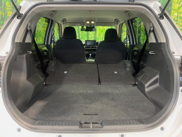 積み下ろしのしやすいデッキにはたっぷりと荷物を積み込んでいただけます。遊びから仕事まで、様々なシーンで頼れます♪
