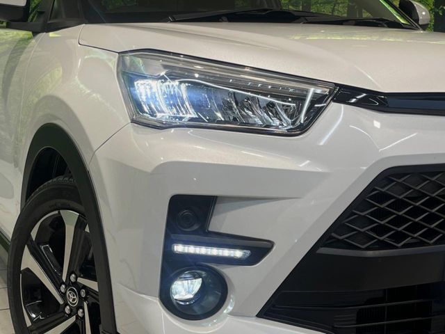 【LEDヘッドライト】悪天候や夜間走行時も良好な視界を確保し安心して運転できる高輝度LEDヘッドライトを装備！点灯速度が早く、消費電力も抑えられています。