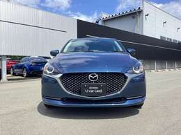 当時のMAZDA2はグリルをスタッズをイメージしたデザインとなっており、バンパー下は水平基調とすることでスッキリしたデザインとなります。
