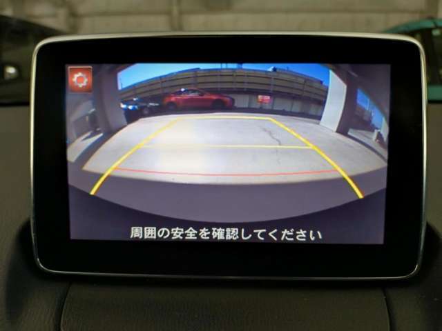 バックカメラも付いています。駐車の時に便利なのはもちろんの事、後方死角にいる子供たちに気が付くことができるので安心安全ですね