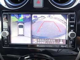 アラウンドビューモニターです。駐車中のクルマを空から見下ろしているかのような映像で表示し。駐車をアシストしてくれます。