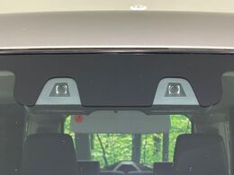 【スズキ　セーフティサポート】走行中に前方の車両等を認識し、衝突しそうな時は警報とブレーキで衝突回避と被害軽減をアシスト。より安全にドライブをお楽しみいただけます。