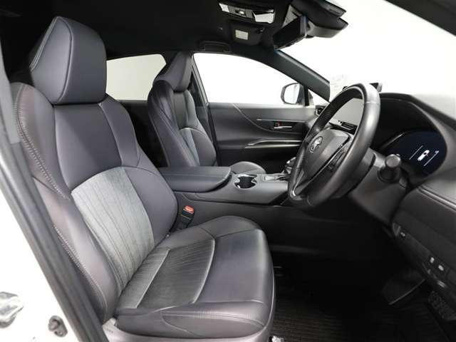 ゆったり室内で運転もしやすいです♪使い勝手の良い配置も考えられています！！