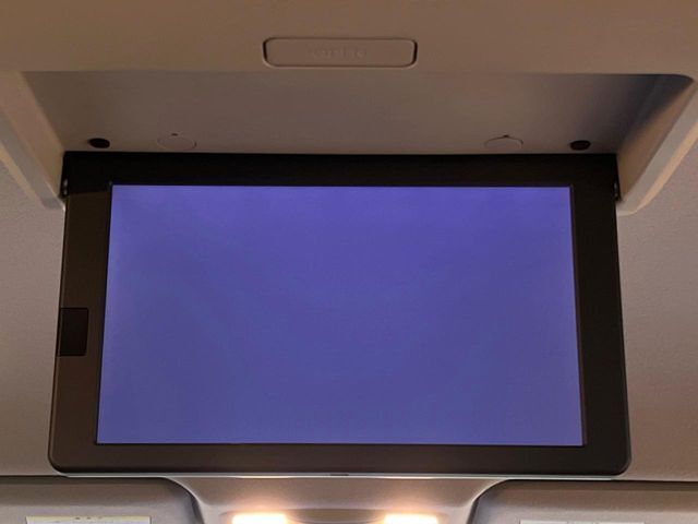 【フリップダウンモニター】大画面モニターで後席でもエンタメをお楽しみいただけます。小さなお子様にも大人気の装備です♪