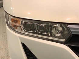 LEDヘッドライトは、点灯の瞬間から最大光量を発揮し、突然暗くなるトンネルなどでの安定感を高めます。