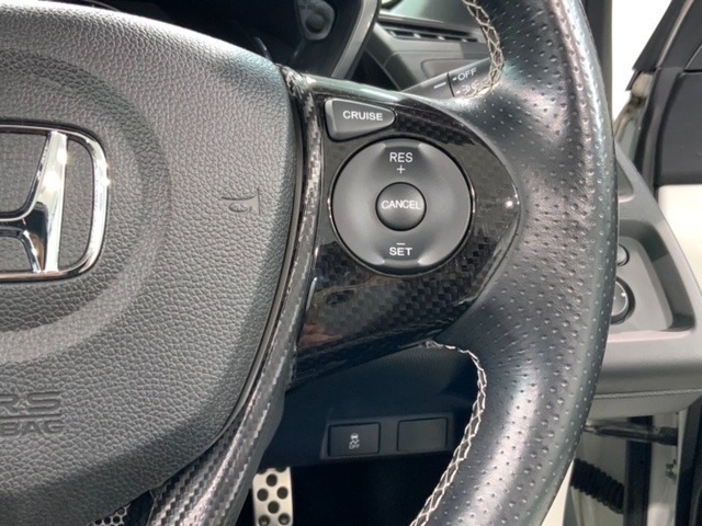 クルーズコントロールを装備しています。高速道路などで一定の速度で走ってくれるので運転が楽ですよ！速度を設定できますので、スピードの出しすぎにも注意できます。