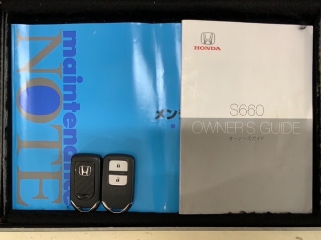 スマートキーは鍵をバッグに入れたままでもドアロックの開閉やエンジンのON・OFFができます。夜間や雨の日も鍵を探さなくて良いので便利です。