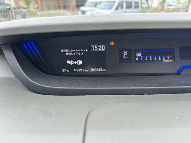 視線移動が少なく、疲れにくいセンターメーターをはじめ、運転に必要な機能をインパネ中心部にまとめた使いやすさを考えられた運転席まわりです。