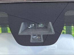 【レーダーブレーキサポート】低速走行中に前方の車両等を認識し、衝突しそうな時は警報とブレーキで衝突回避と被害軽減をアシスト。より安全にドライブをお楽しみいただけます。