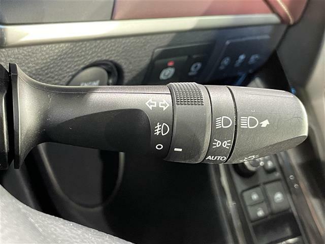 【オートライト（AUTO）】外の明るさをシステムが感知して、自動でヘッドライトが点灯します！ヘッドライトをつけ忘れを防ぐ便利機能です。