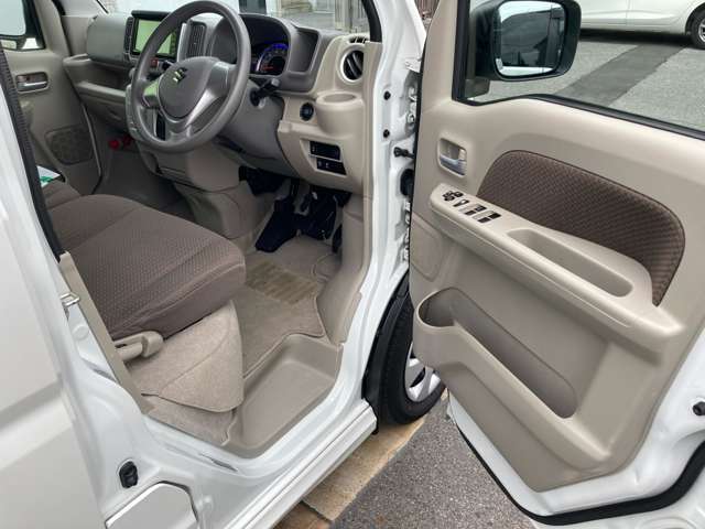 洗練されたデザインの運転席回りはドライビングの愉しさを予感させてくれます♪
