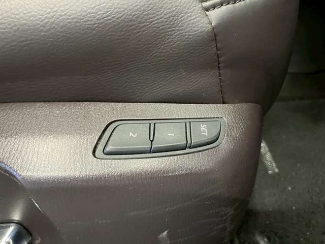 【運転席ポジションメモリー付パワーシート】ワンタッチで記憶させていたシートの前後・リクライニングはもちろん、シートリフターも備えます☆快適なドライブをお楽しみ下さい♪