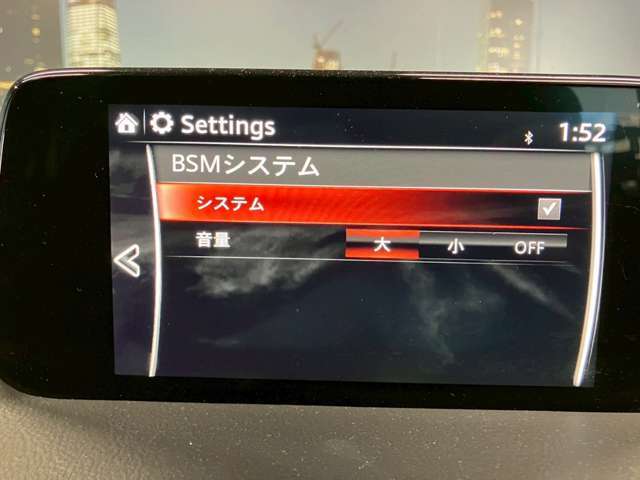 【BSM】リアバンパーに設置した準ミリ波レーダーで、隣（左右）のレーンや後方からの接近距離を検知して、車線変更により衝突の危険性がある場合には、インジケーターや警報でドライバーに注意を促します。