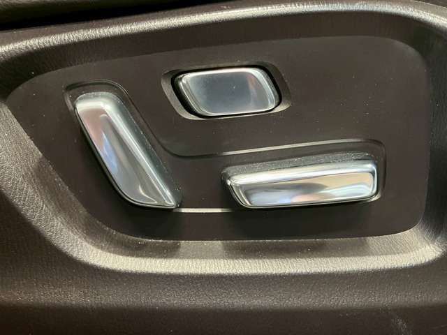 【パワーシート】電動でシートポジションの変更が可能です。手動式より細かくシート設定が可能ですのでより快適な姿勢でドライブを楽しんで頂けるでしょう。