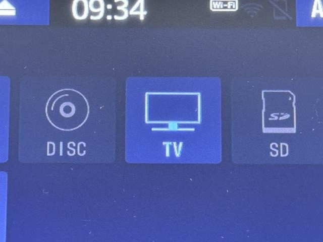 TVが見れるチューナーを装備しています。　新しい車でも付いていないことで、TVが見れない事も多々あるので要チェックです。