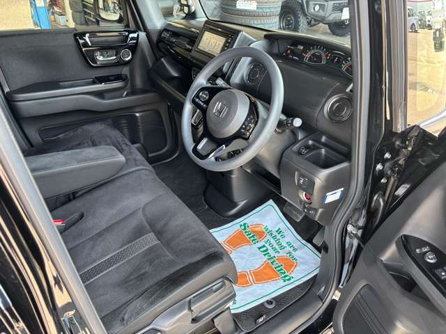 運転席シート　前席シートヒーター　センターアームレスト付ベンチシート