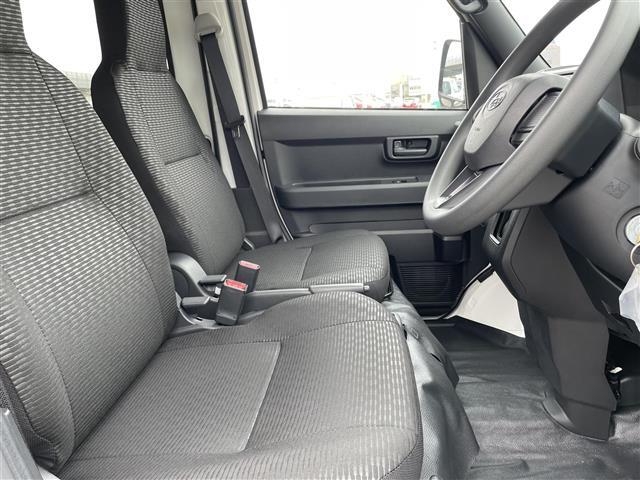 【運転席】座り心地が良いシートなので長時間の運転でも快適にお過ごしいただけます。新品のフロアマットのご注文も可能です。掲載箇所以外にご希望の写真がございましたらお気軽にお問い合わせ下さい。