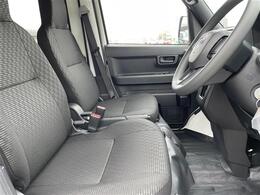 【運転席】座り心地が良いシートなので長時間の運転でも快適にお過ごしいただけます。新品のフロアマットのご注文も可能です。掲載箇所以外にご希望の写真がございましたらお気軽にお問い合わせ下さい。