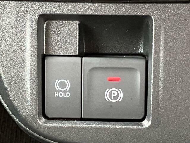 【電動パーキングブレーキ】ボタンを手前に引くだけでパーキングブレーキがロック！発進時にはボタンを押すとパーキングブレーキが簡単に解除される優れものです！