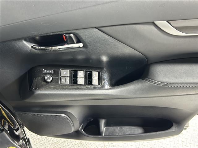 【パワーウインドウ】運転席のスイッチで、各席の窓ガラスの開閉ができます！あると便利ですよね！