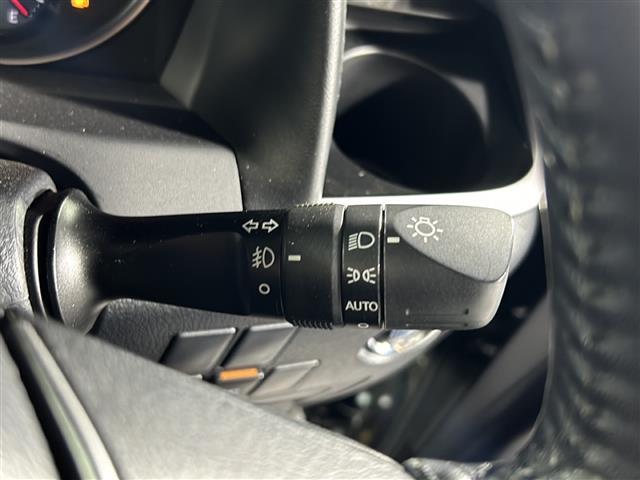 【オートライト（AUTO）】外の明るさをシステムが感知して、自動でヘッドライトが点灯します！ヘッドライトをつけ忘れを防ぐ便利機能です。