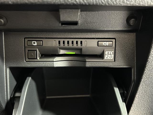 【ETC】有料道路を利用する際に料金所で停止することなく通過できる、ETC車載器（ノンストップ自動料金収受システム機器）が装備されています。セットアップを行うことで利用可能になります。