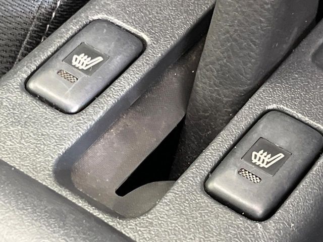 【シートヒーター】寒い日に重宝するシートヒーターを後席にも装備！エアコンより早く温まってくれるので寒がりの人も安心ですね♪エアコンの温風は乾燥するから苦手、という方にもをおすすめです。
