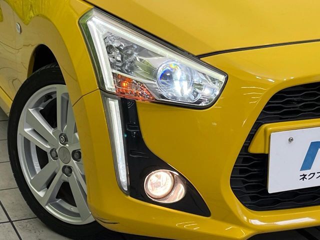 【LEDヘッドライト】悪天候や夜間走行時も良好な視界を確保し安心して運転できる高輝度LEDヘッドライトを装備！点灯速度が早く、消費電力も抑えられています。