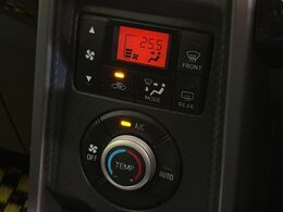 【オートエアコン】一度お好みの温度に設定すれば、車内の温度を検知し風量や温度を自動で調整。暑い…寒い…と何度もスイッチ操作をする必要はありません。快適な車内空間には必須の機能ですね♪