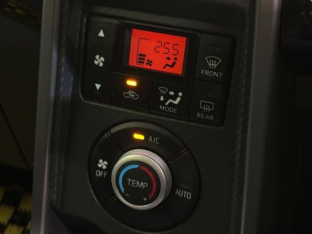 【オートエアコン】一度お好みの温度に設定すれば、車内の温度を検知し風量や温度を自動で調整。暑い…寒い…と何度もスイッチ操作をする必要はありません。快適な車内空間には必須の機能ですね♪