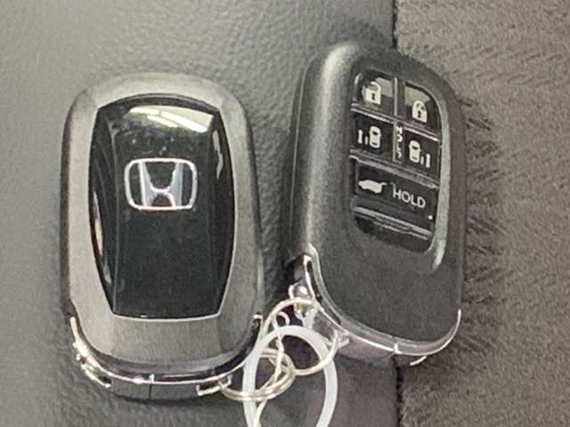 スマ-トキ-キーでドアの施錠とエンジン始動が可能です