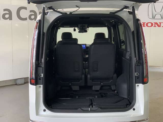 サードシートの格納で、ラゲッジルームも広く、たくさんのお荷物が詰めます！