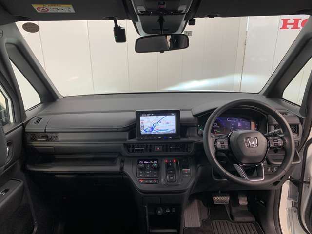 爽快な前方視界を是非、体感！また、形状を進化させたフロントピラーなどにより、安心感のある斜め前方の視界です。