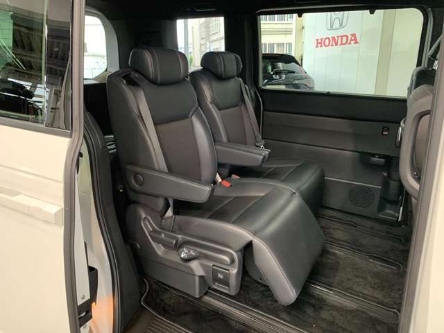 2列目シートはキャプテンシートになります。シートが肉厚なので座り心地も良いです！頭上も足元もゆったりしていますよ。