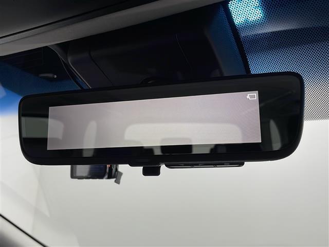 【デジタルインナーミラー（トヨタ）】車両後方カメラの映像をルームミラーに映すことが出来ます。 そのため、後席に人や荷物があって後方が見えづらい場合でもしっかり視界を確保することが出来ます。