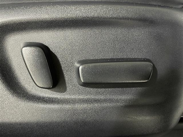 【パワーシート（電動シート）】シートを電動で、前後にスライドまたは上下の高さなどを調整することができます！細かい操作もスイッチ一つでできるので、とても便利です！
