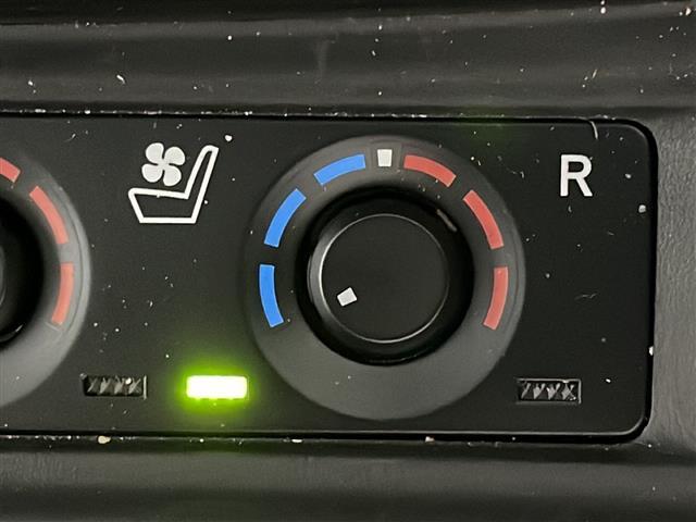 【シートヒーター/ベンチレーション】座席が温かく(涼しく)なります。夏場や冬場に活躍する装備です！