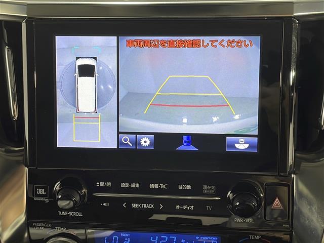 【パノラミックビューモニター】クルマを真上から見下ろした視点で駐車をサポートします！クルマの斜め後ろや真横など、いち早く障害物に気が付くことができます。