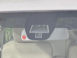 【スズキ　セーフティサポート】走行中に前方の車両等を認識し、衝突しそうな時は警報とブレーキで衝突回避と被害軽減をアシスト。より安全にドライブをお楽しみいただけます。