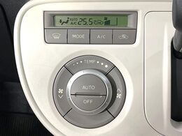 【オートエアコン】一度お好みの温度に設定すれば、車内の温度を検知し風量や温度を自動で調整。暑い…寒い…と何度もスイッチ操作をする必要はありません。快適な車内空間には必須の機能ですね♪
