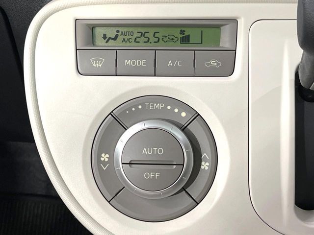 【オートエアコン】一度お好みの温度に設定すれば、車内の温度を検知し風量や温度を自動で調整。暑い…寒い…と何度もスイッチ操作をする必要はありません。快適な車内空間には必須の機能ですね♪