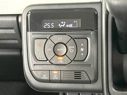 【オートエアコン】一度お好みの温度に設定すれば、車内の温度を検知し風量や温度を自動で調整。暑い…寒い…と何度もスイッチ操作をする必要はありません。快適な車内空間には必須の機能ですね♪