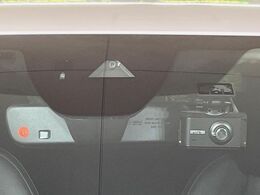 【スマートブレーキサポート】走行中に前方の車両等を認識し、衝突しそうな時は警報とブレーキで衝突回避と被害軽減をアシスト。より安全にドライブをお楽しみいただけます。