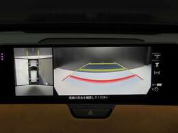 上空から俯瞰した映像で周囲の状況を確認出来る360°ビューモニターです。大柄な車体ですが、これで狭い駐車場でも安心ですね。また、隠れたお子様やいつの間にか置かれたカートも確認出来ますね。