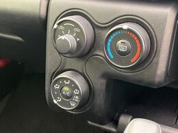 寒い冬も暑い夏も全席に快適な空調を届けてくれる、ダイヤル式エアコンを装備♪