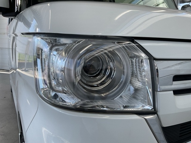 明るくて長寿命のLEDヘッドライト採用