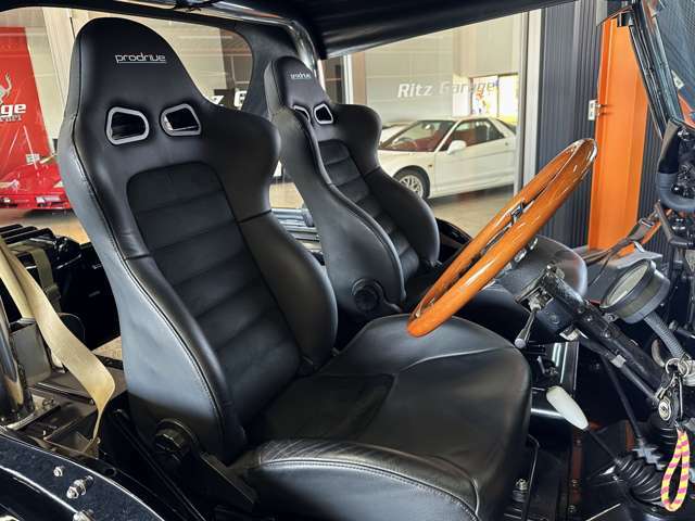 ProdriveのTOURING SEAT本革シートで座面及び背面中央部には滑りを防止し安定した操作感をもたらすバックスキンを採用！